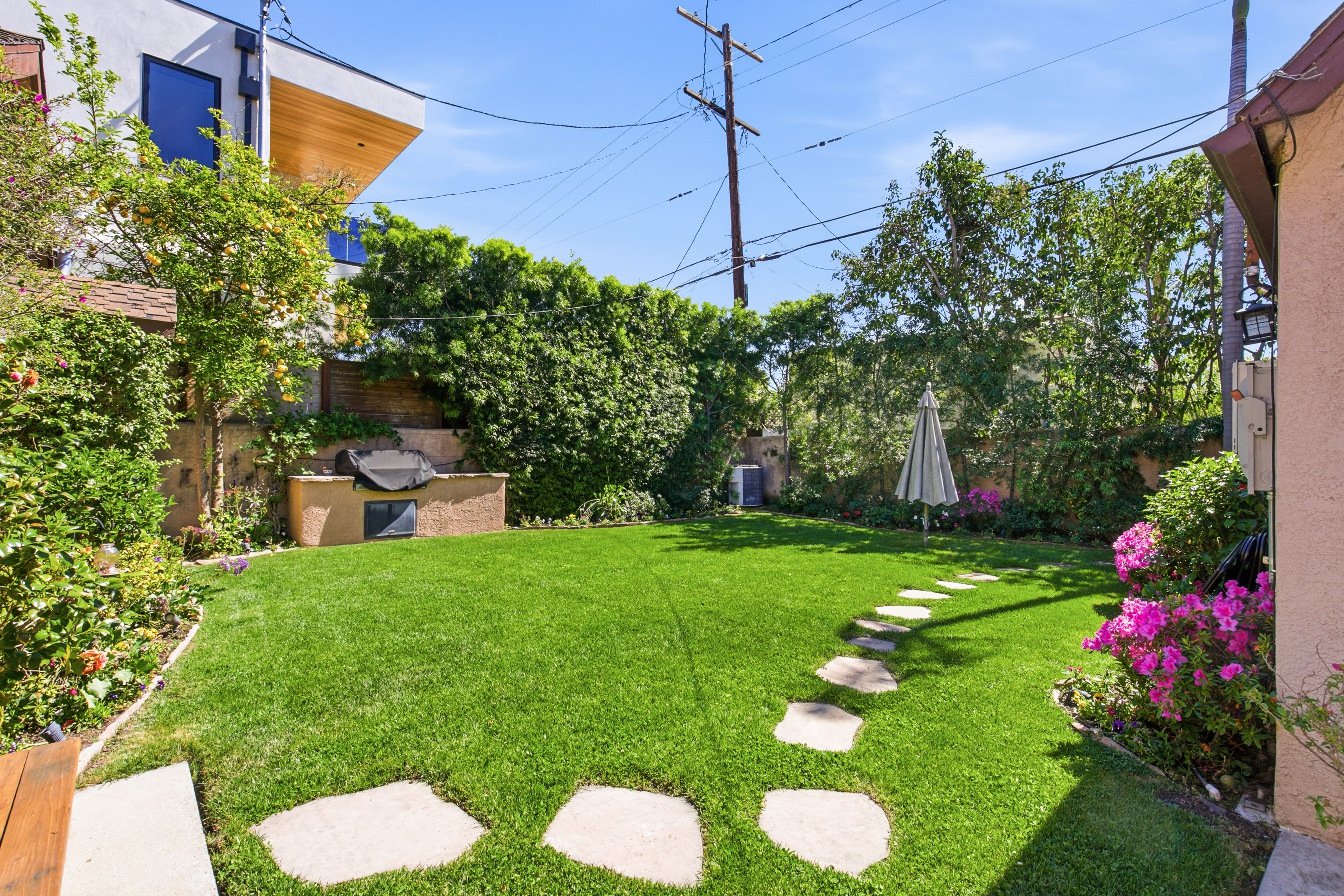 Charming 1BR/1BA ADU Cottage with Lofted Storage Area, In-Unit Washer & Dryer + Shared Garden