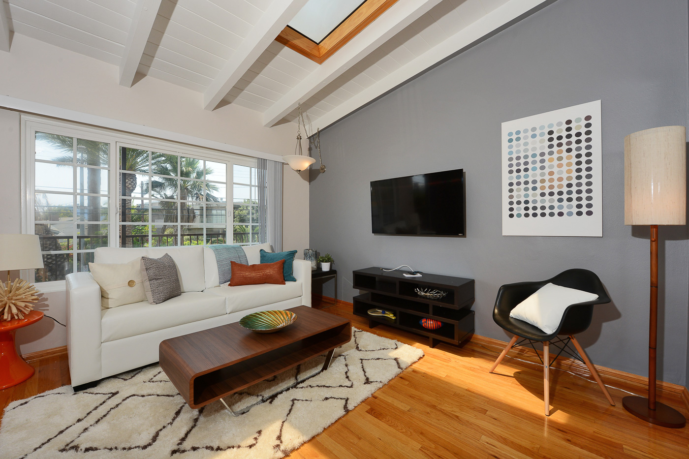 Top-Floor Venice 1BR with Skylights & Full Kitchen — Steps to the Beach