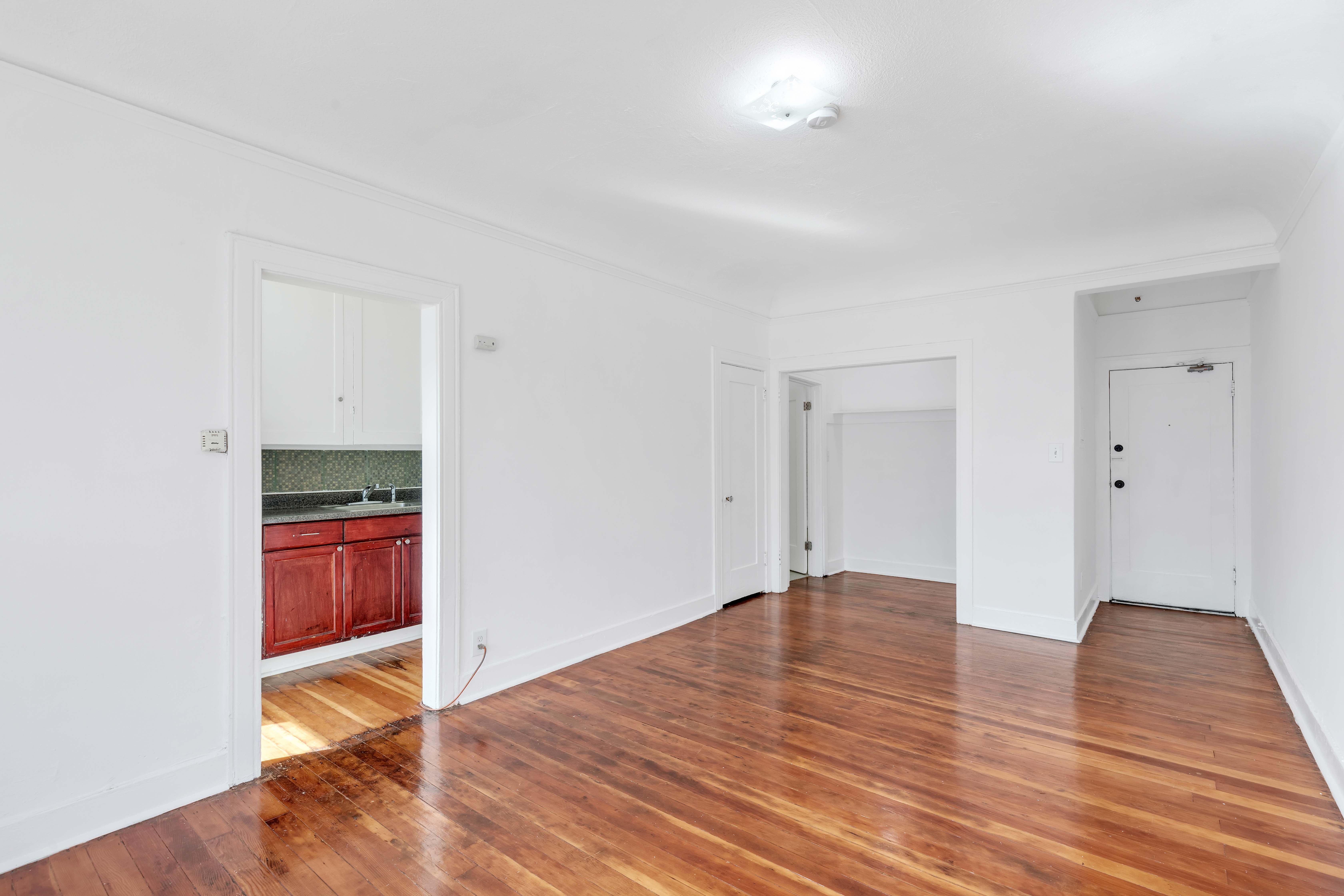 Open Floorplan Studio at a Fantastic Price! Laundry Onsite! Great Location!