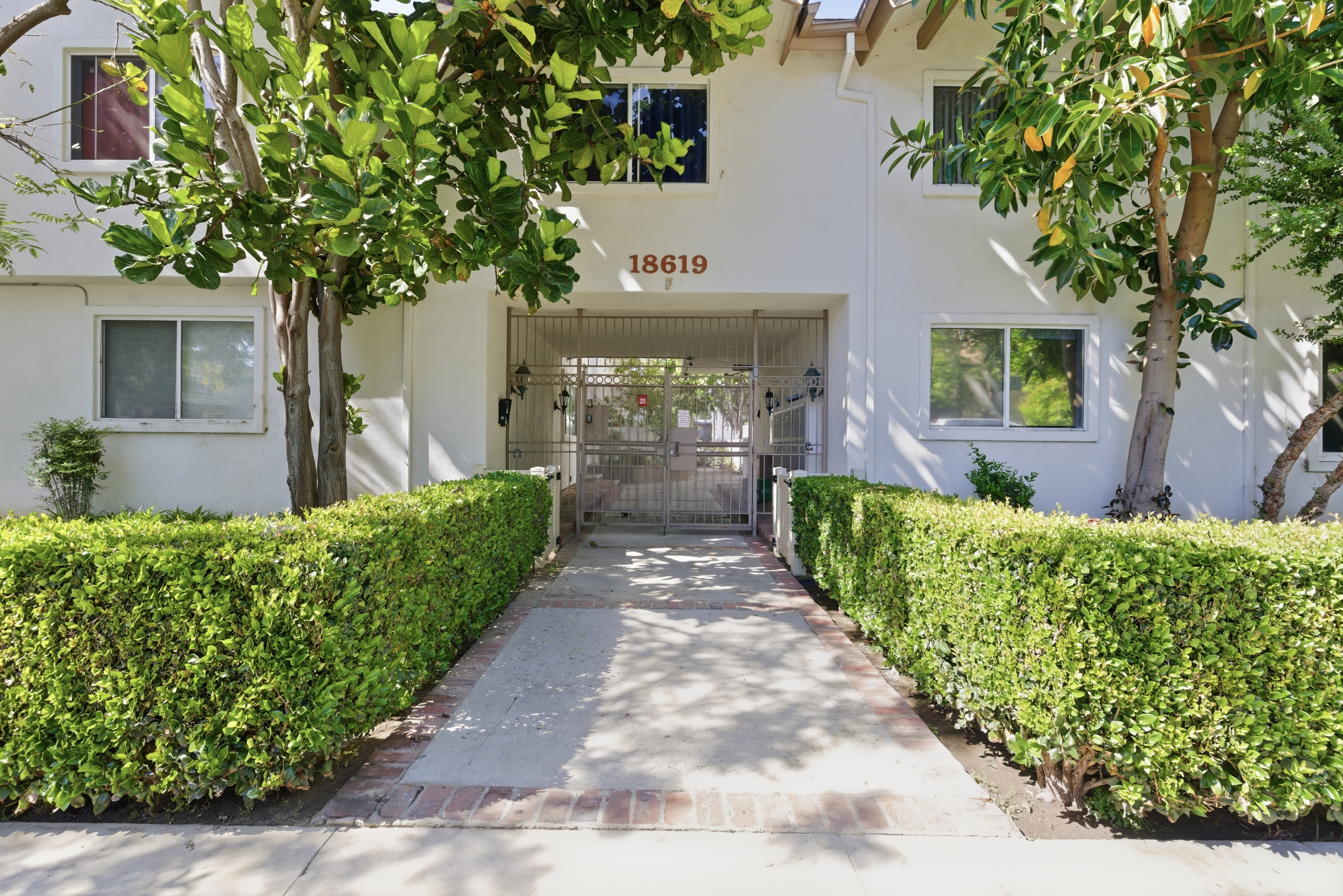Lovely 3BR/2BA Top Floor Condo w/ Washer and Dryer and Multiple Community Pools!