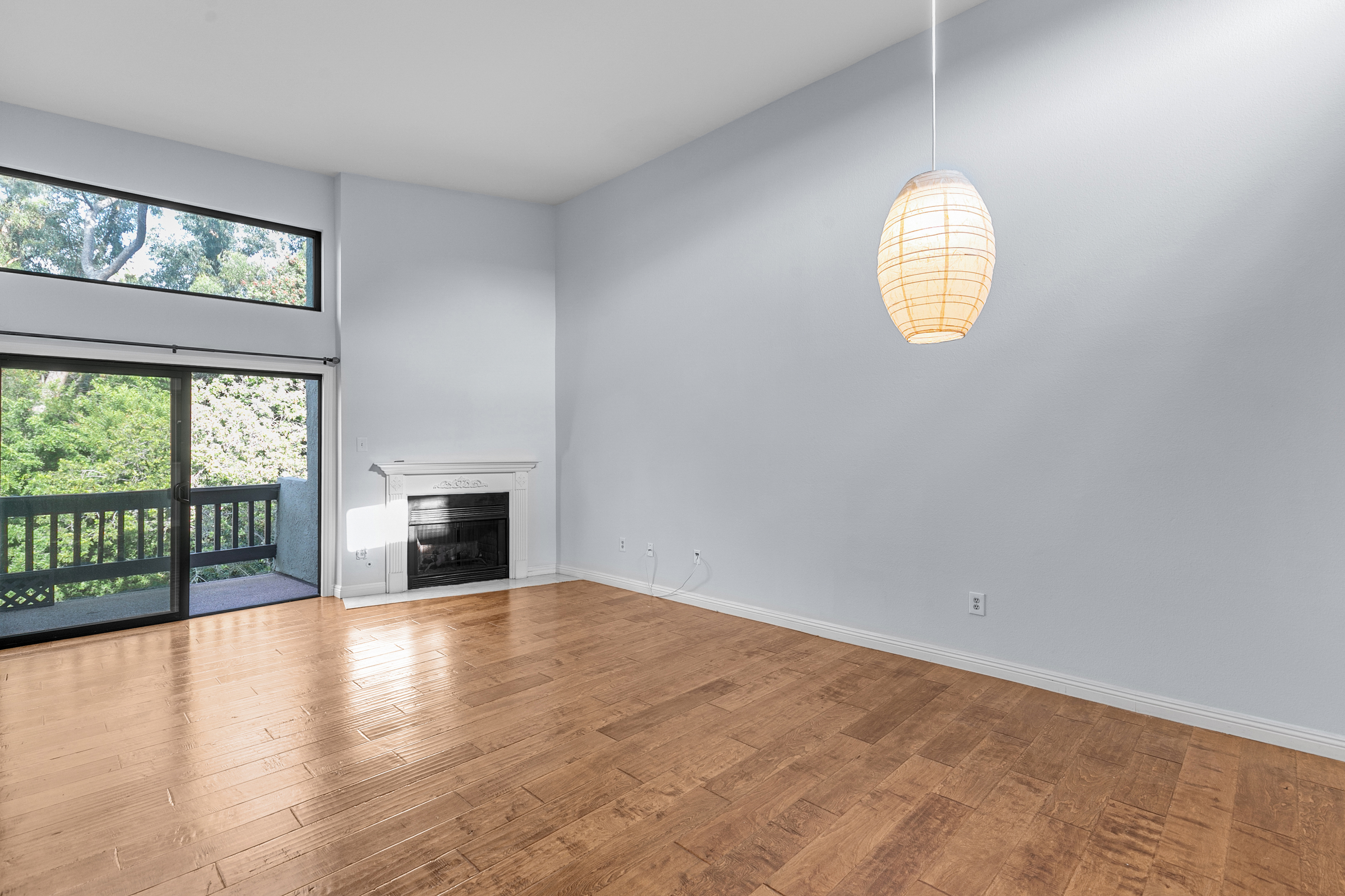 SILVER LAKE 2 BED / 2 BATH CONDO | CEDAR LODGE TOP-FLOOR UNIT| BALCONY | PARKING + POOL + HOT TUB + OUTDOOR SPACES