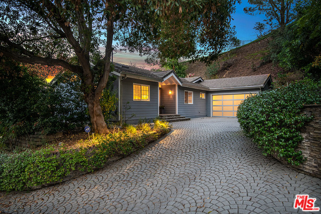 Sophisticated Mid-Century Modern House