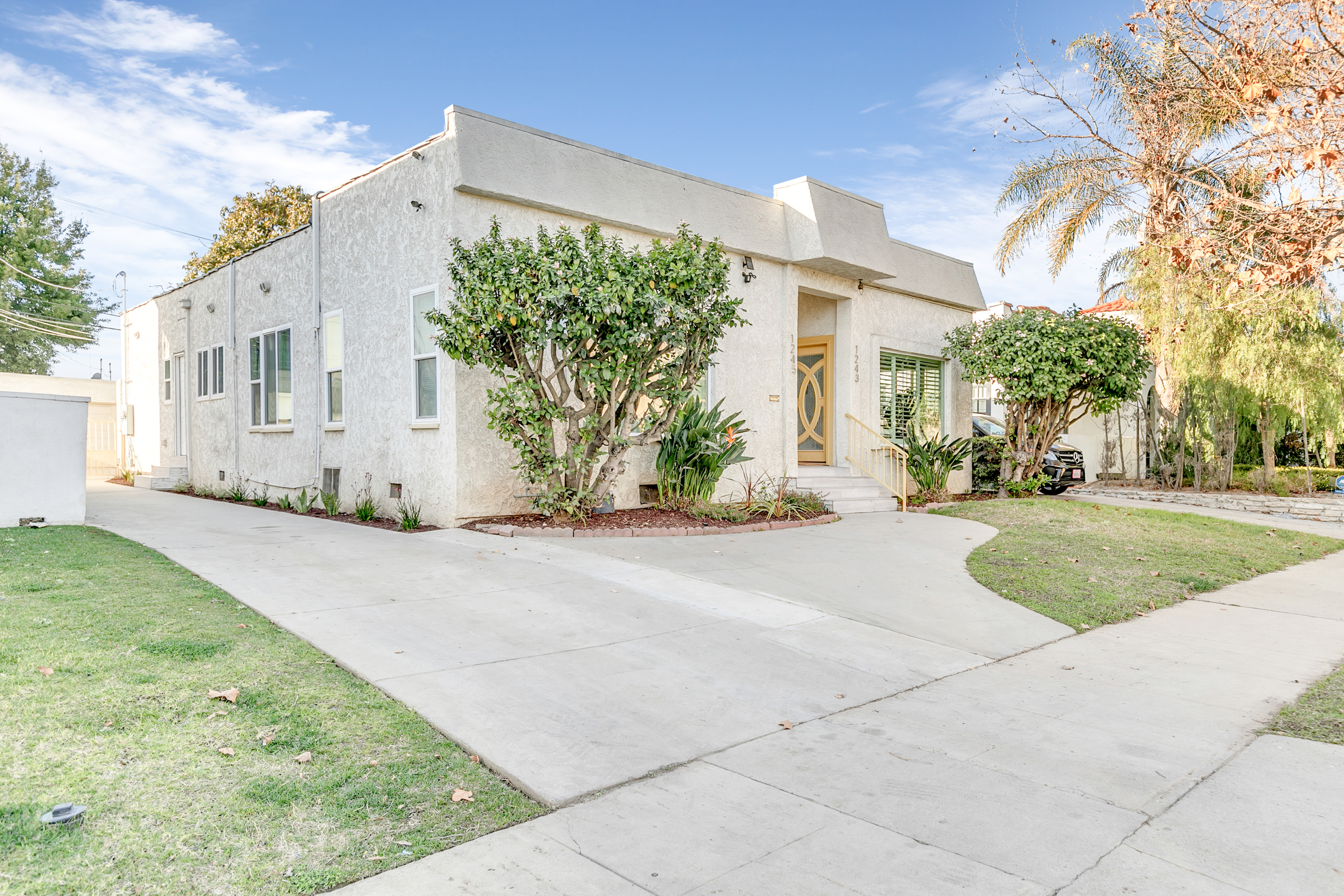 Charming 1-Bed, 1-Bath Art Deco Duplex Unit w/ Restored Details & Modern Comfort in Miracle Mile
