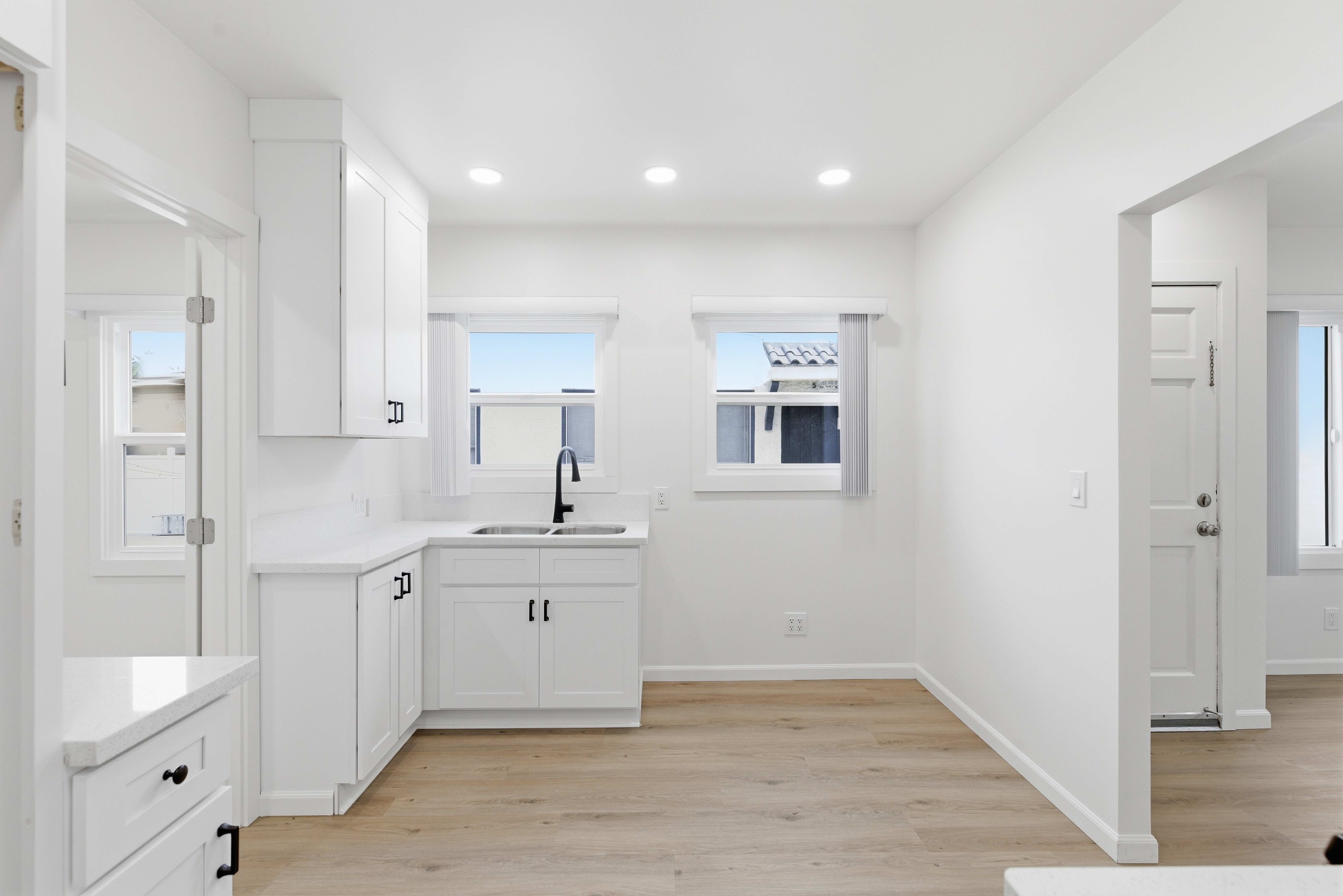 FREESTANDING 1BD BUNGALOW IN GATED COMPLEX WITH WASHER DRYER HOOKUPS