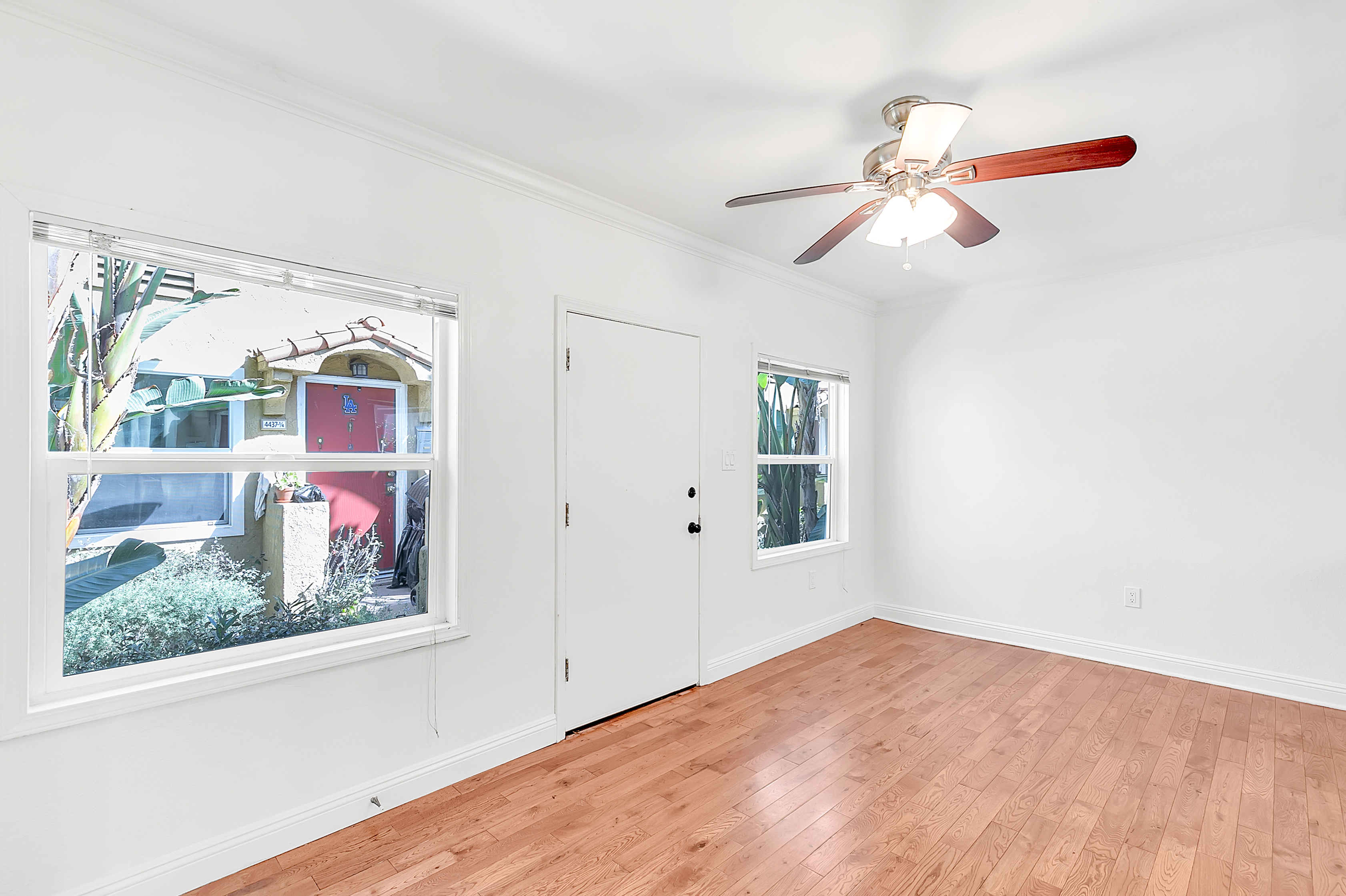 ADORABLE BUNGALOW COMMUNITY | PRIME VIRGIL VILLAGE LOCATION | STAINLESS STEEL APPLIANCES + LAUNDRY IN UNIT! | PARKING AVAILABLE!
