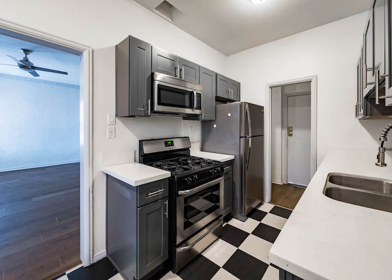 Deco Chic! Gorgeous, Renovated & Large 1 Bedroom - Beautiful Deco Touches - Stainless Kitchen - Great Location!