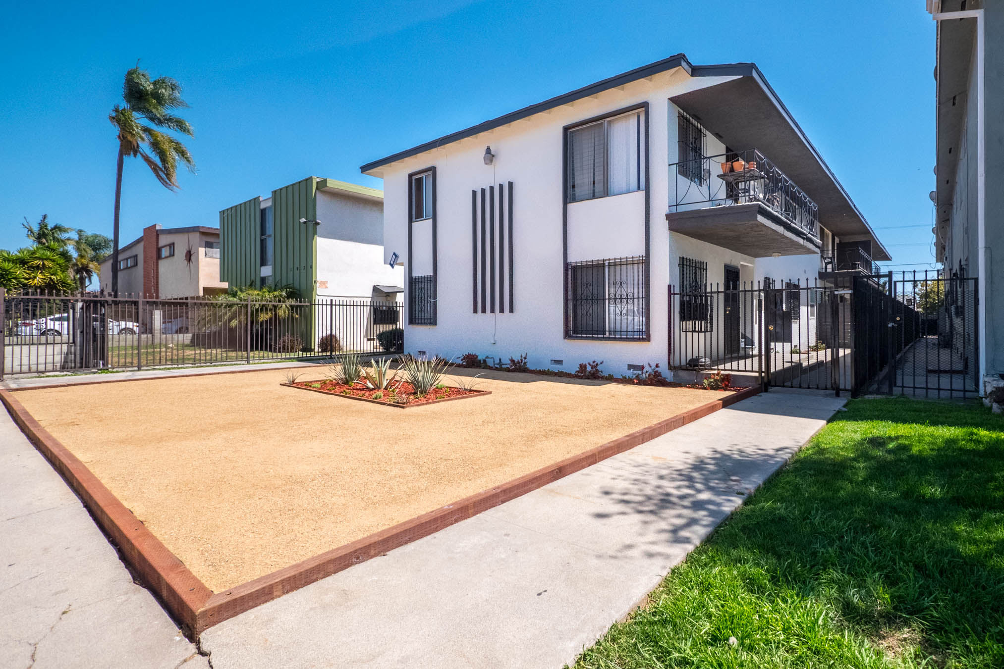 Shazooow! Chic and Unique Ultra Modern Dream - 2Bed/1Bath - Private Patio- Stainless Kitch-DW-W/D-A/C!