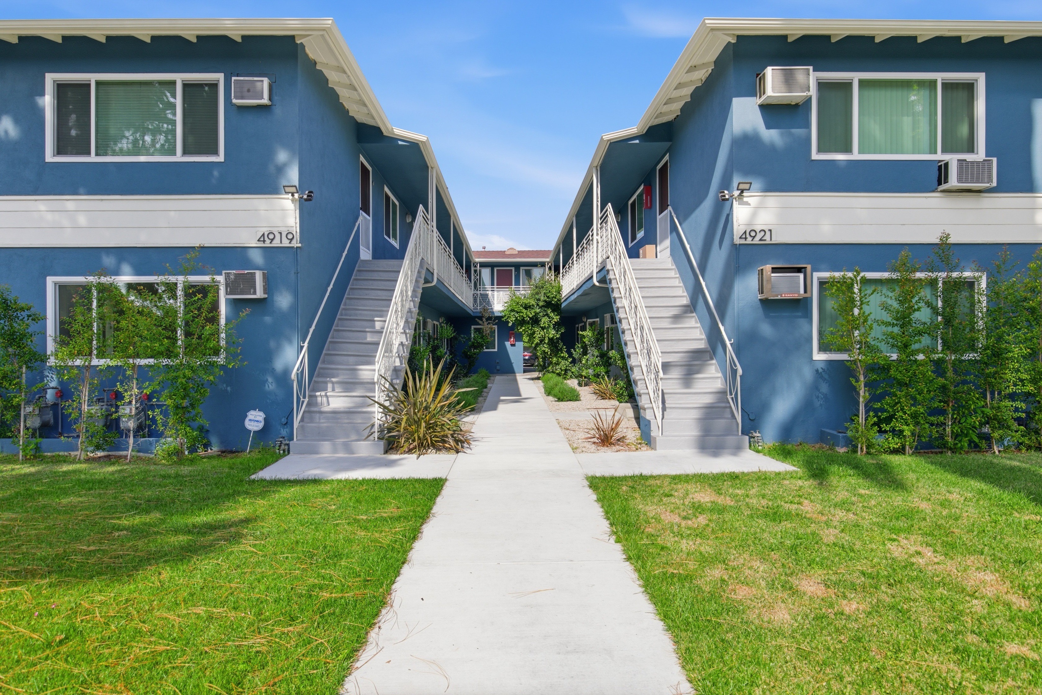 1 BR so close to Whole Foods You can nearly touch it