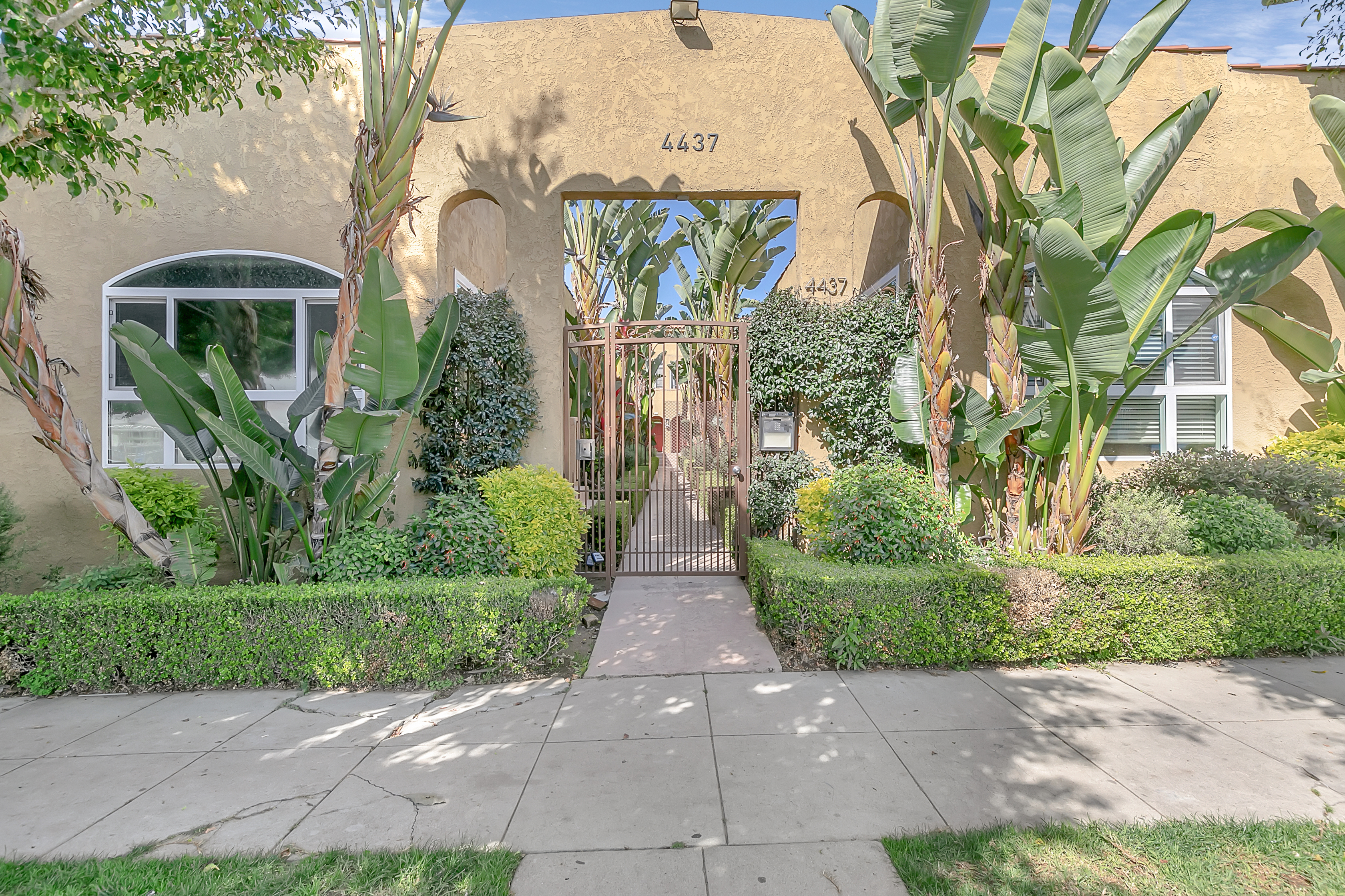 ADORABLE BUNGALOW COMMUNITY | PRIME VIRGIL VILLAGE LOCATION | STAINLESS STEEL APPLIANCES + LAUNDRY IN UNIT! | PARKING AVAILABLE!