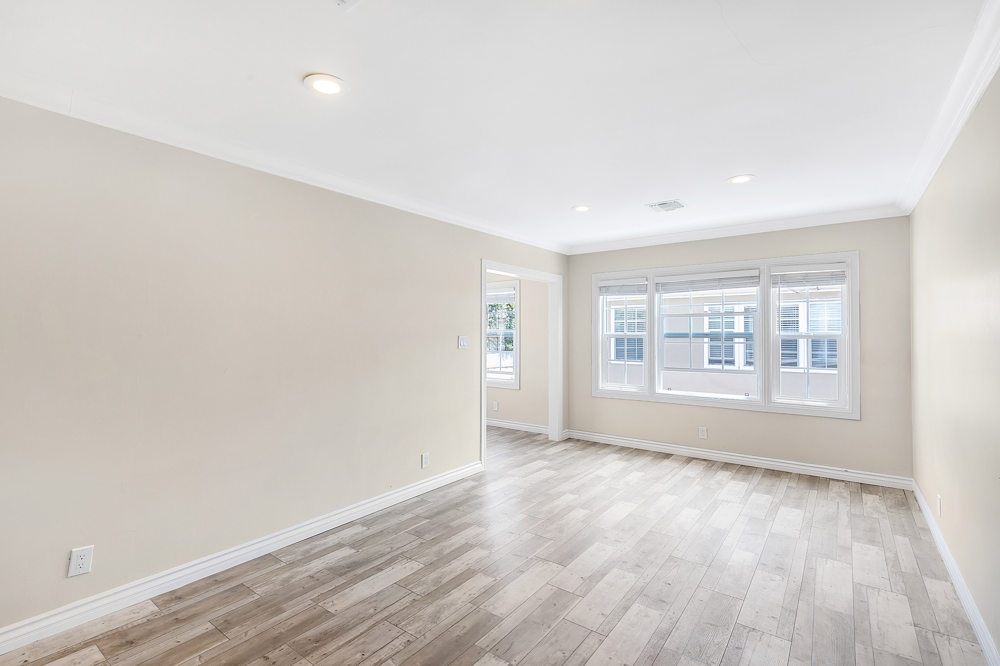 ADORABLE PICO-ROBERTSON 2 BR/1BA UPPER WITH CENTRAL A/C!