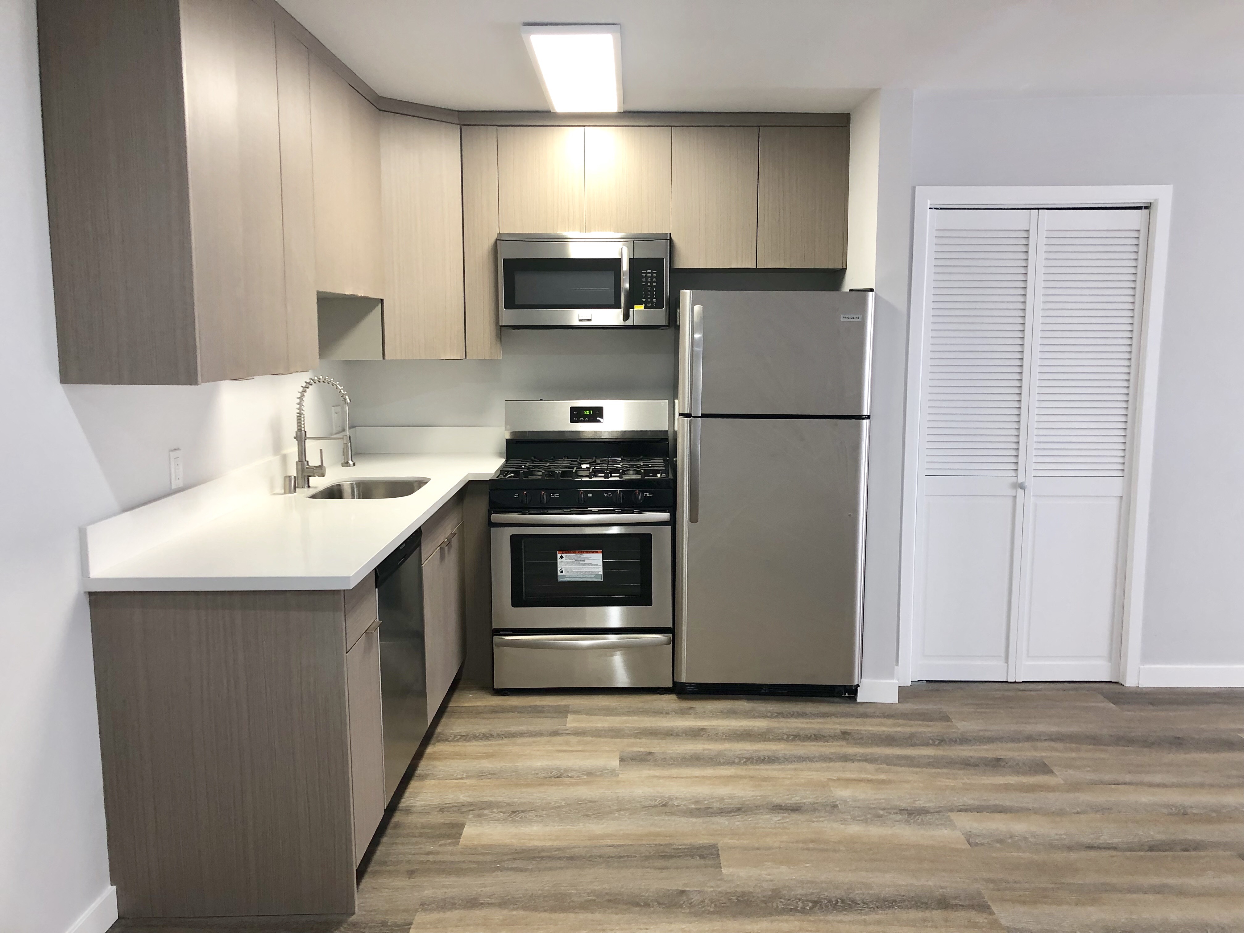 AMAZING RENO! 1Bed/1Bath Unit! Parking Included!