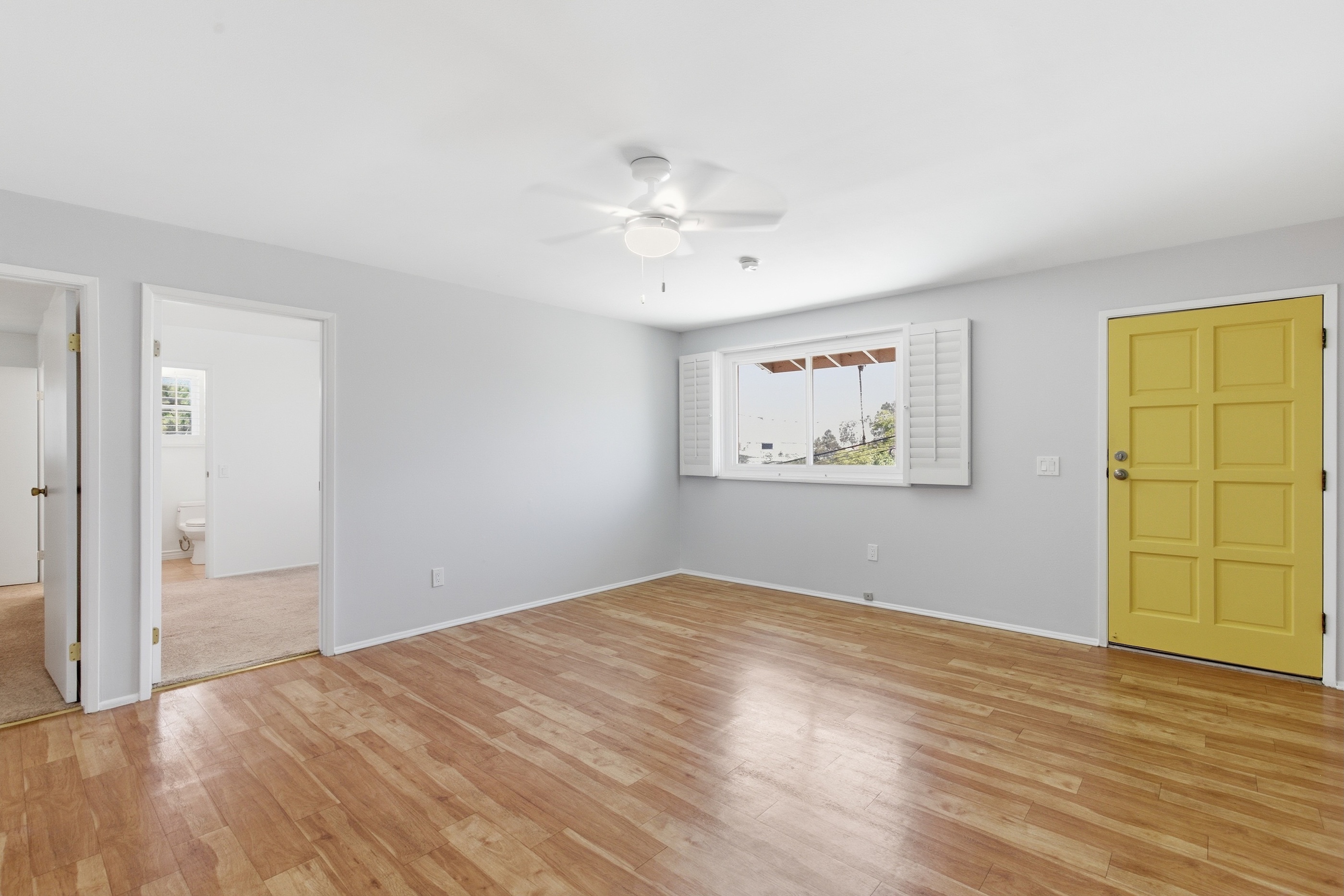 AVAILABLE NOW | AWESOME VIEWS | CENTRAL A/C | YARD | 2 GATED PARKING SPACES!