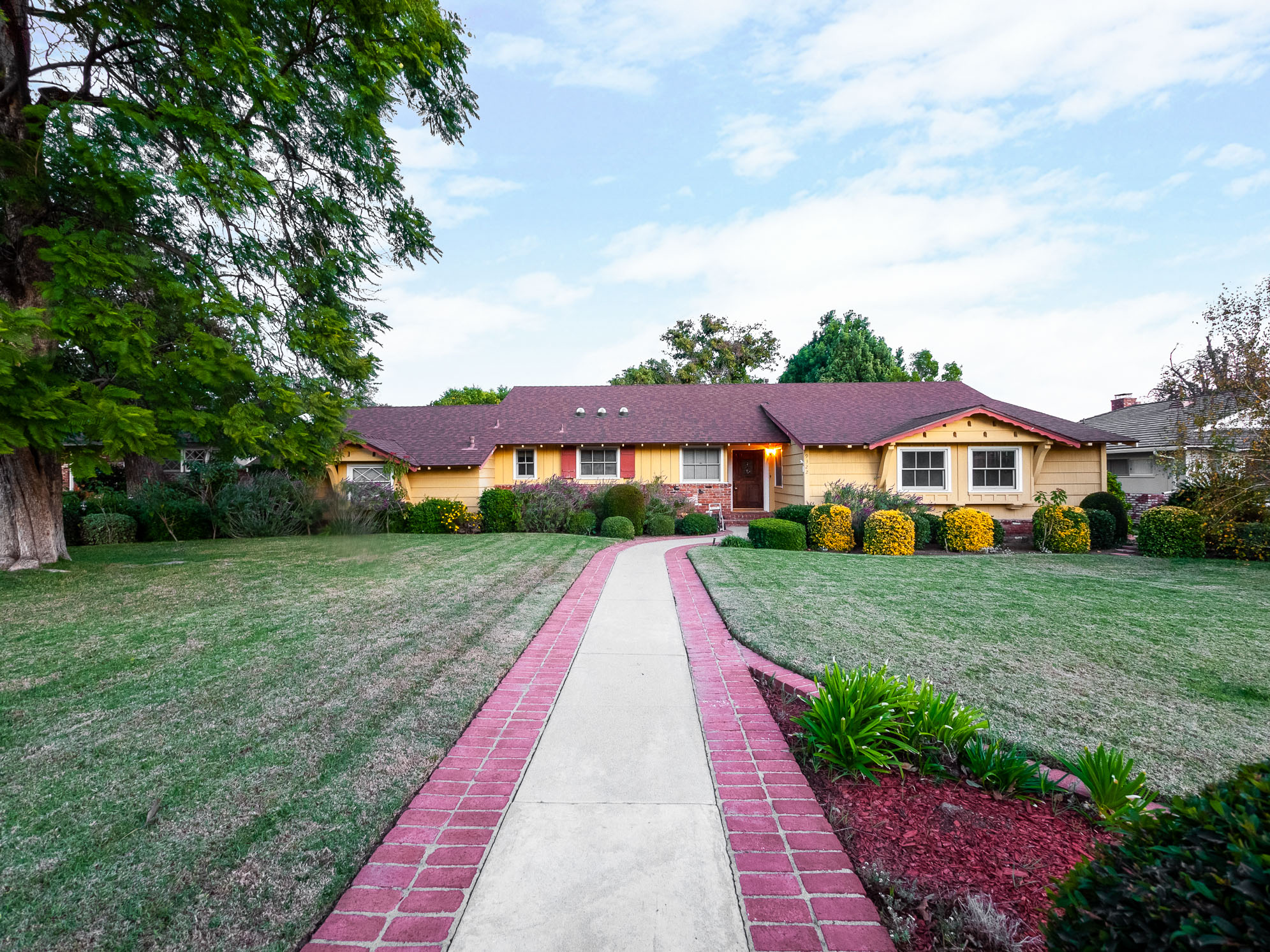 GORGEOUS SPRAWLING MINI ESTATE | NORTHRIDGE | COSY FARM HOUSE FEELS AND TONS OF YARD SPACE | TWO FIREPLACES!