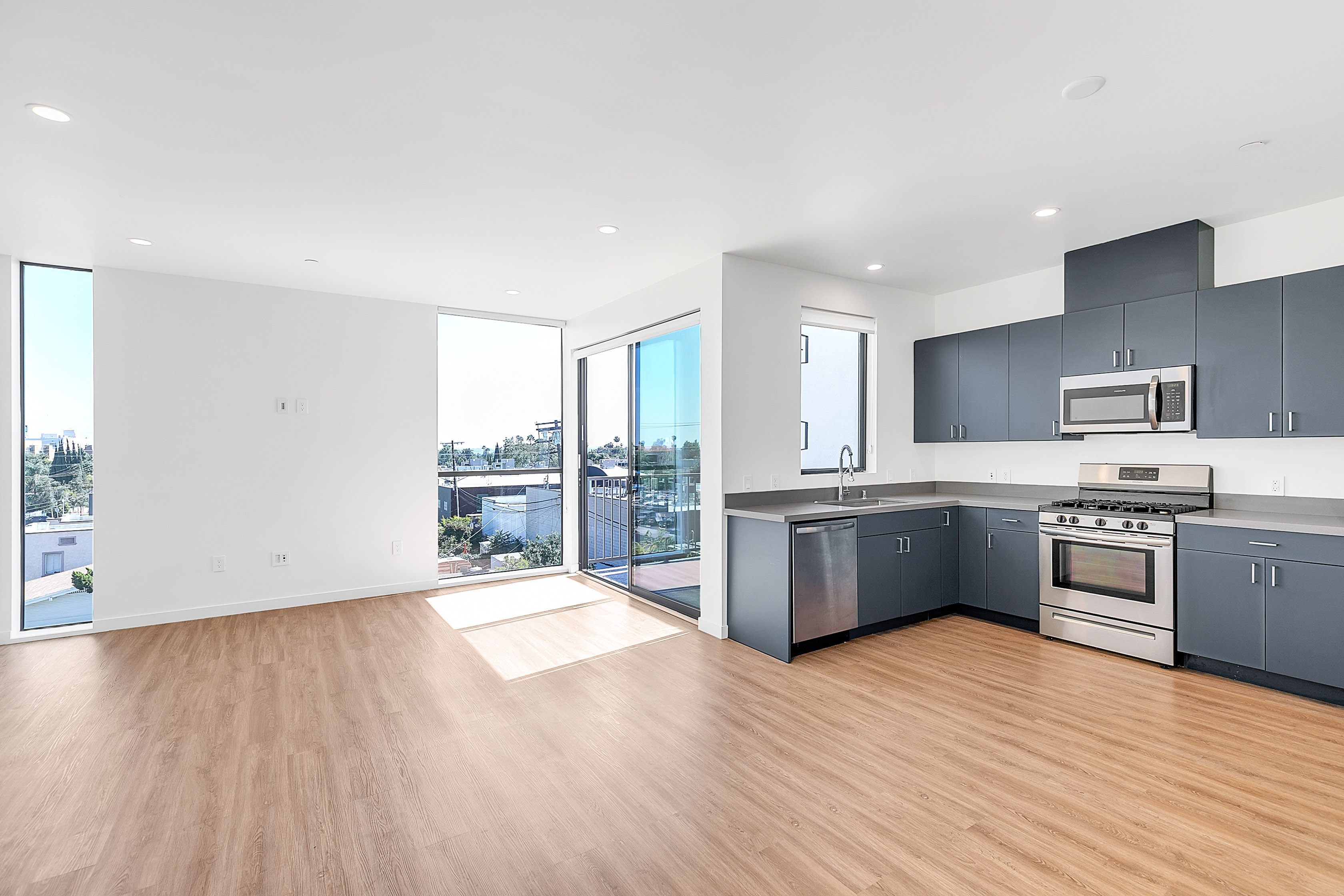Stunning Top-Floor Two-Story 2 Bedroom/ 2.5 Bathroom Apartment in Hollywood Elevator Building w/ Gated Tandem Parking