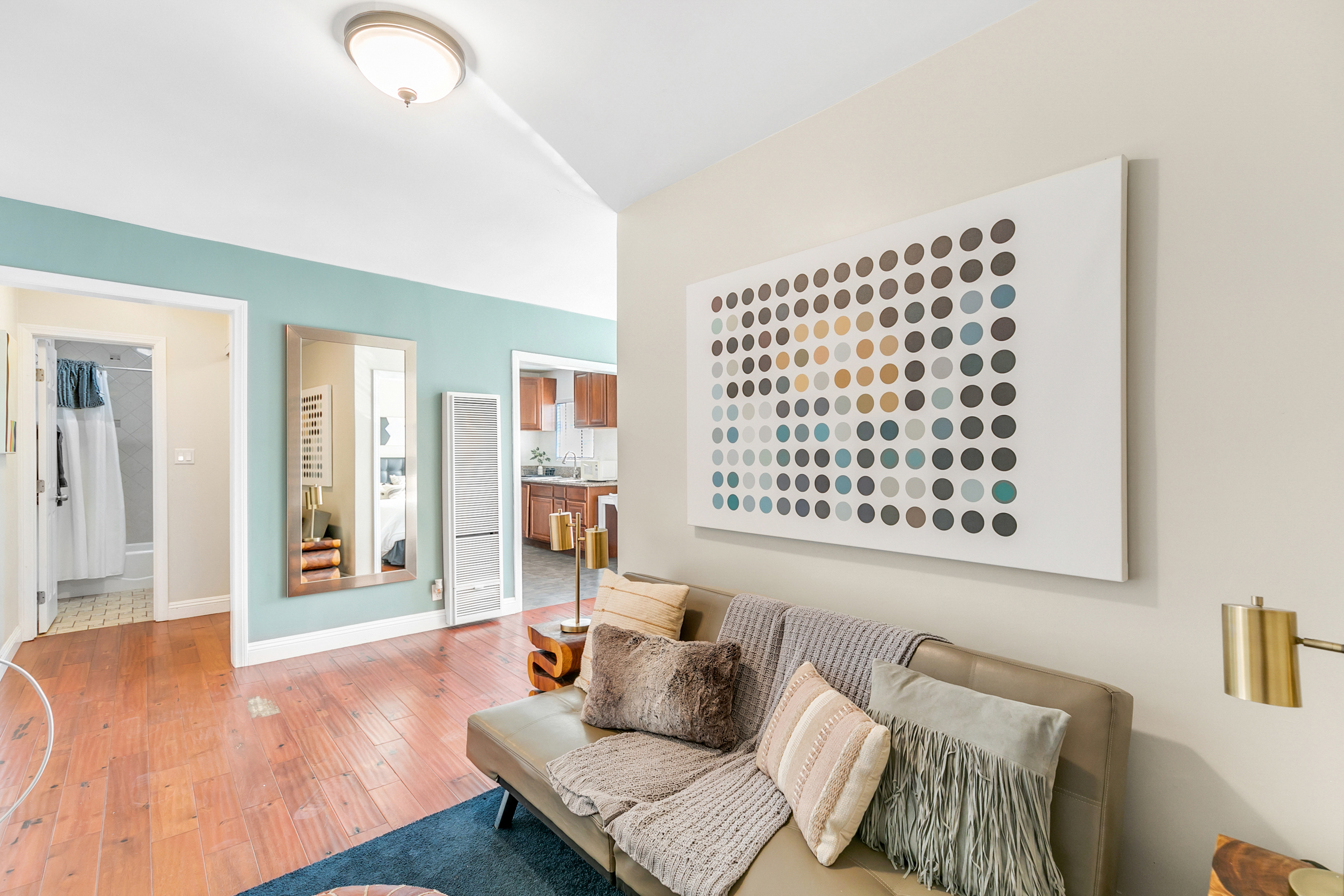 Beachside 1-Bedroom Bliss: Bright & Stylish Top-Floor Venice Retreat!