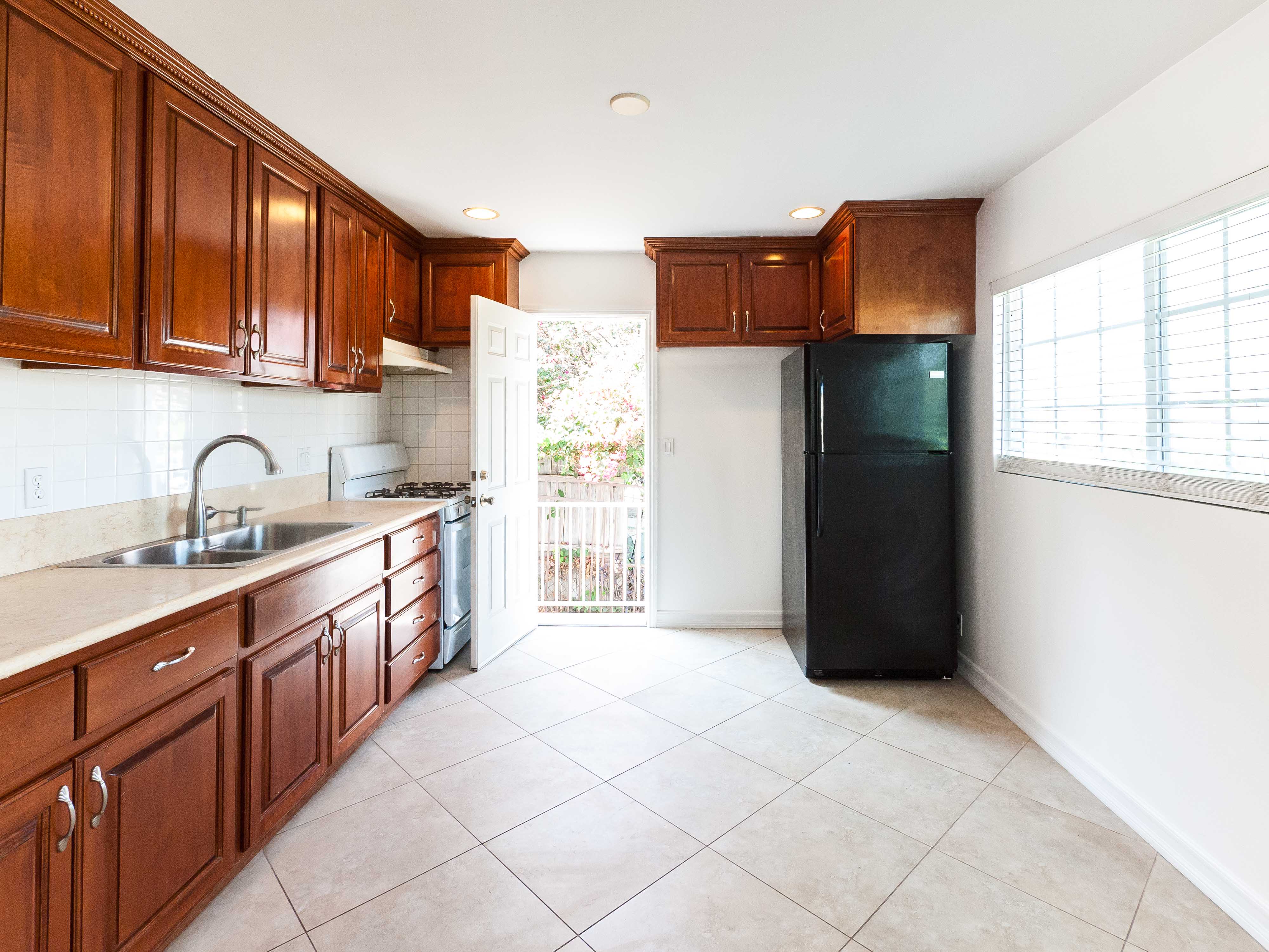 OPEN AND BRIGHT DUPLEX IN EL SERENO| 2/2 With BONUS ROOM | PRIVATE FRONT YARD | + CENTRAL AC & PARKING INCLUDED!