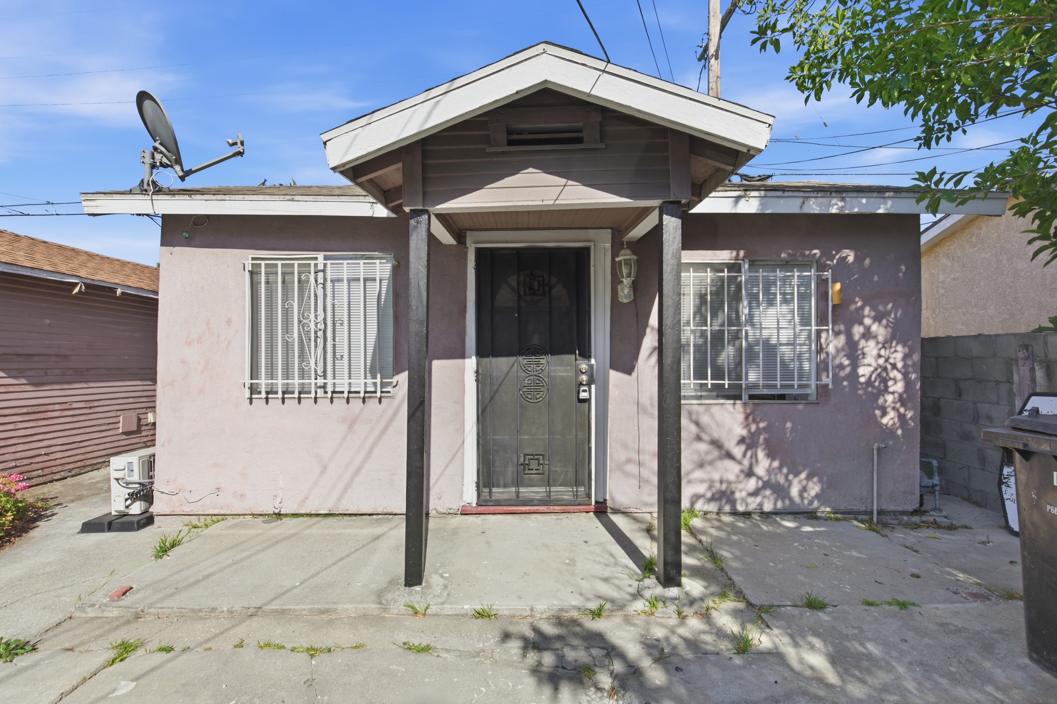 Private Cottage Living with Parking in Prime West Adams