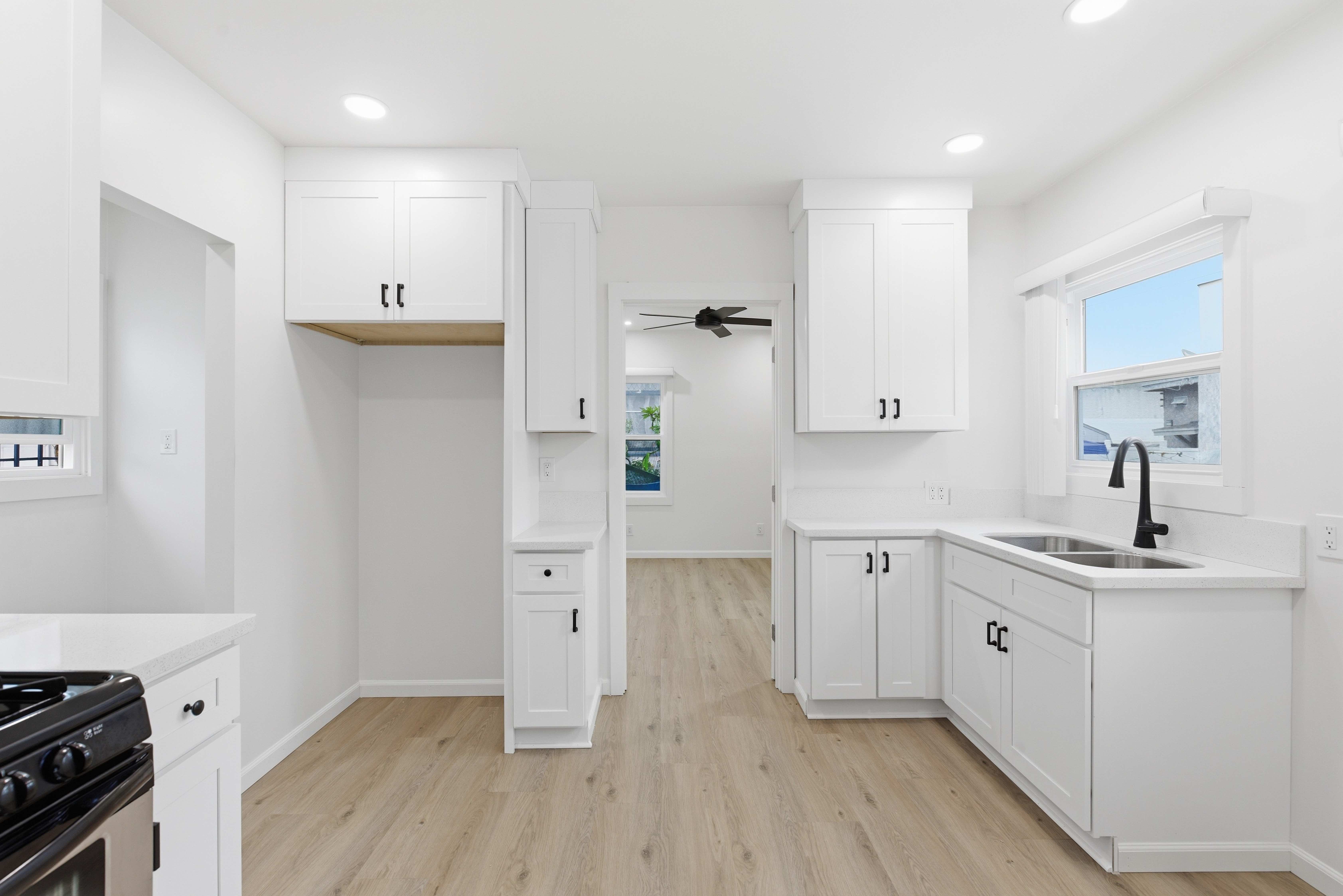 FREESTANDING 1BD BUNGALOW IN GATED COMPLEX WITH WASHER DRYER HOOKUPS