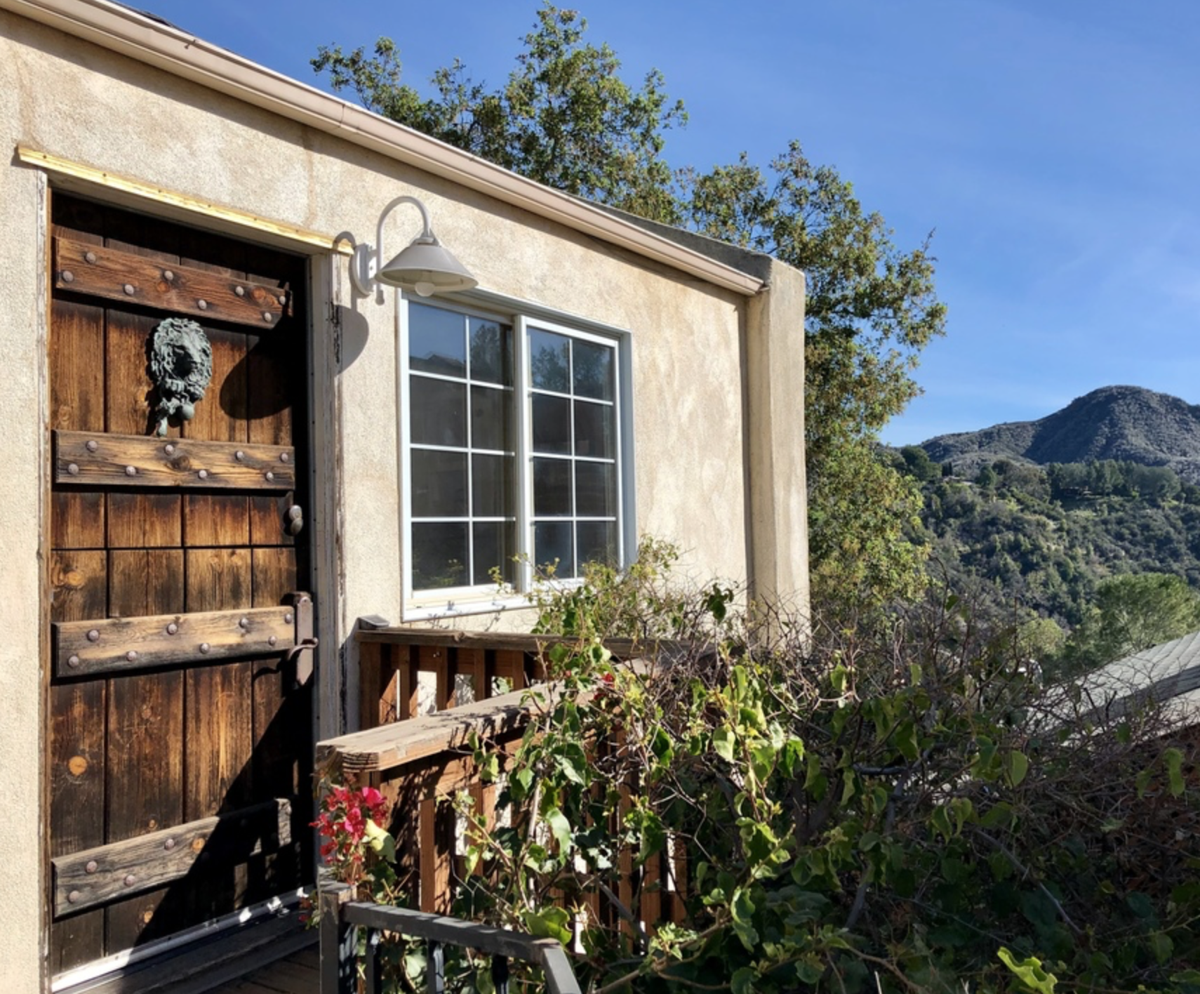 Sweeping Mountain Views in this multi-level 1bd+1bath in Topanga Canyon