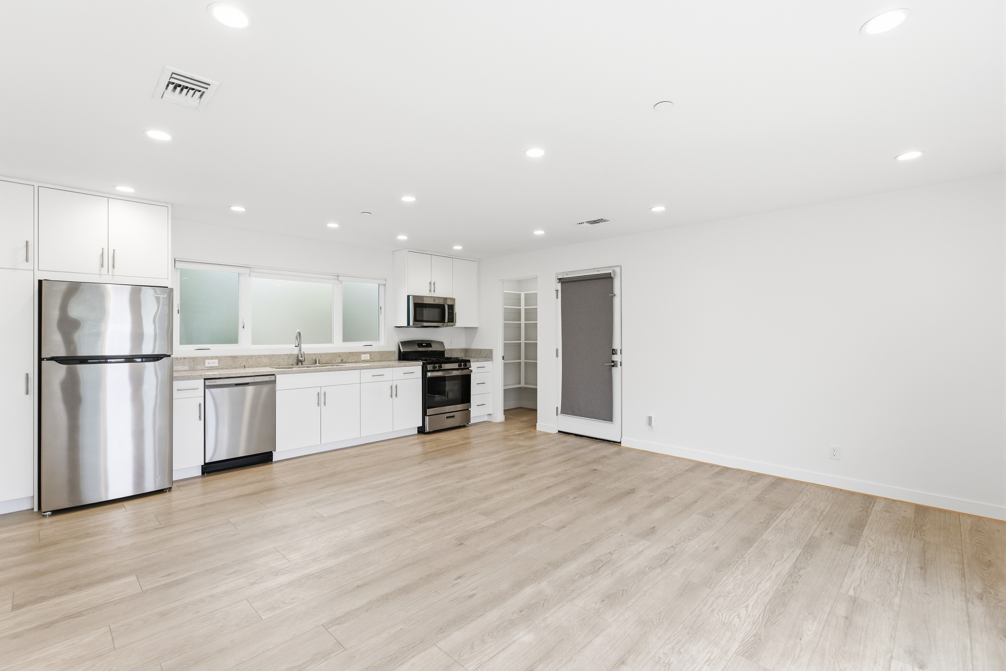 Sunny Top-Floor 1 Bedroom In Northeast LA | Central AC/Heat | Dreamy Private Balcony | One Parking Space Included! | Move-In Special: One Month Free On A 13 Month Lease (Unit Marketed At Net Effective Rate Of $2,169.23 - Market Rent Is $2,350)