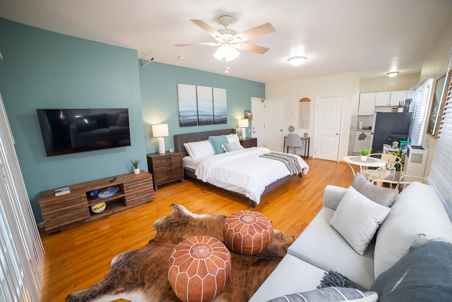 Chic & Sunny Fully Furnished Studio Steps from Venice Beach