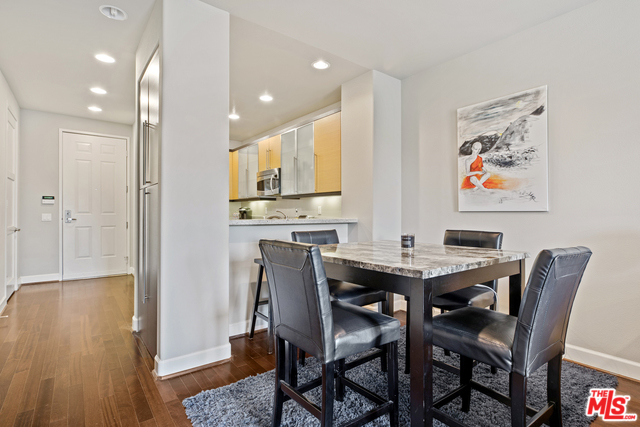 Luxury Modern Condo in the Heart o Toluca Lake